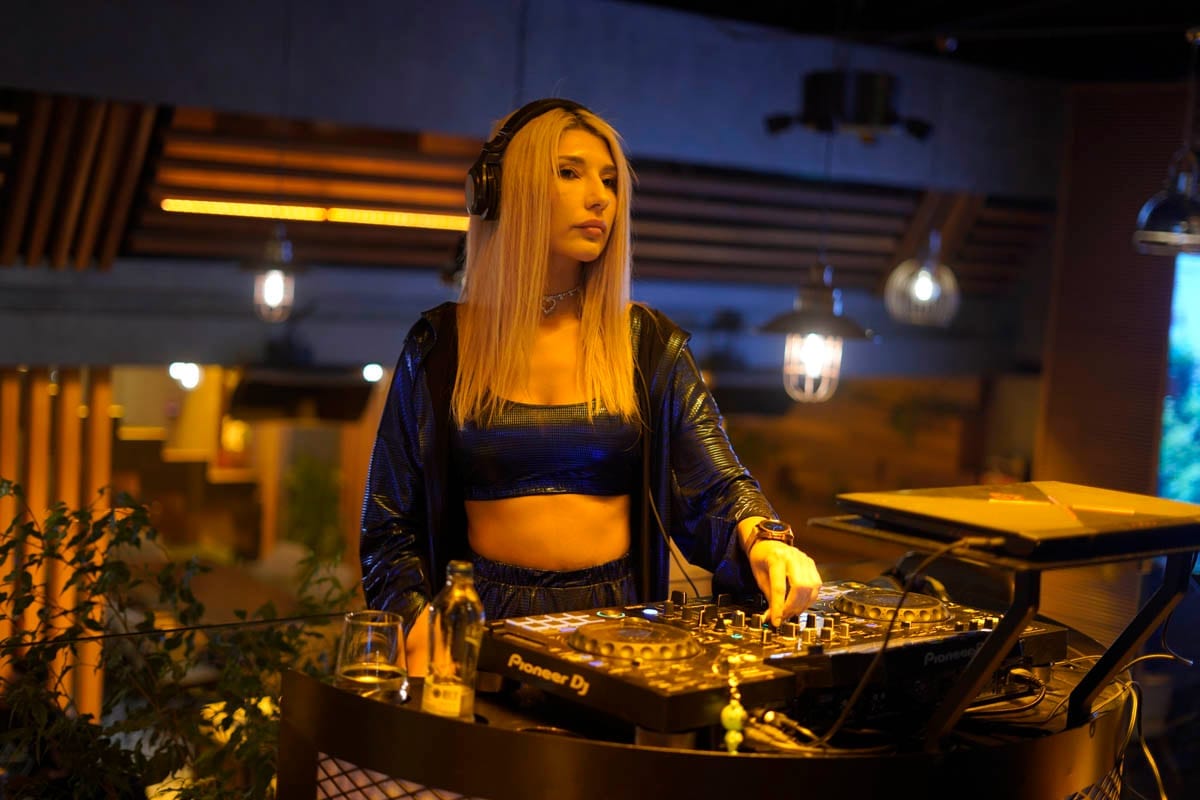 DJ